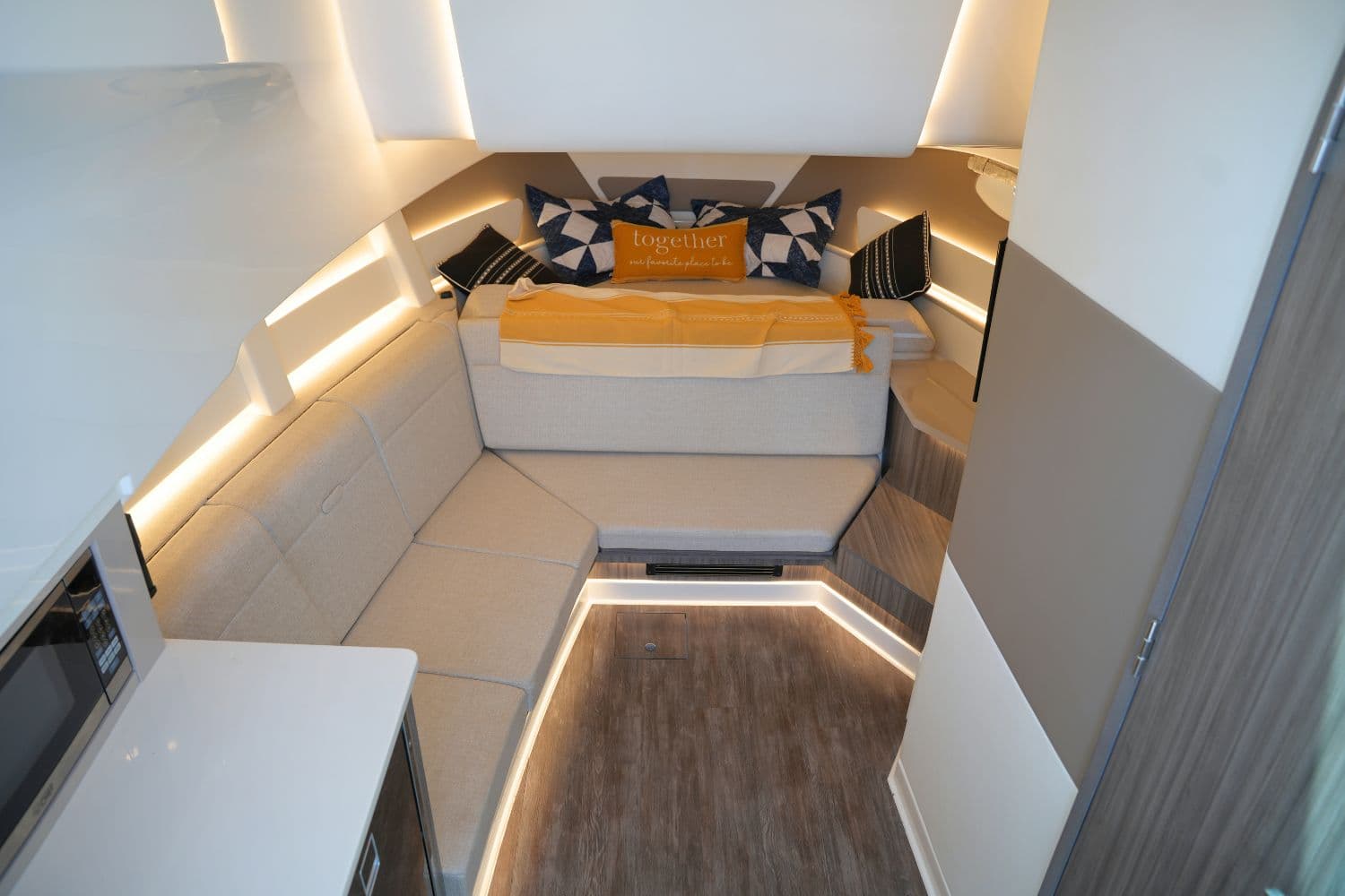 2024 Sea Ray Sundancer 370 - 40