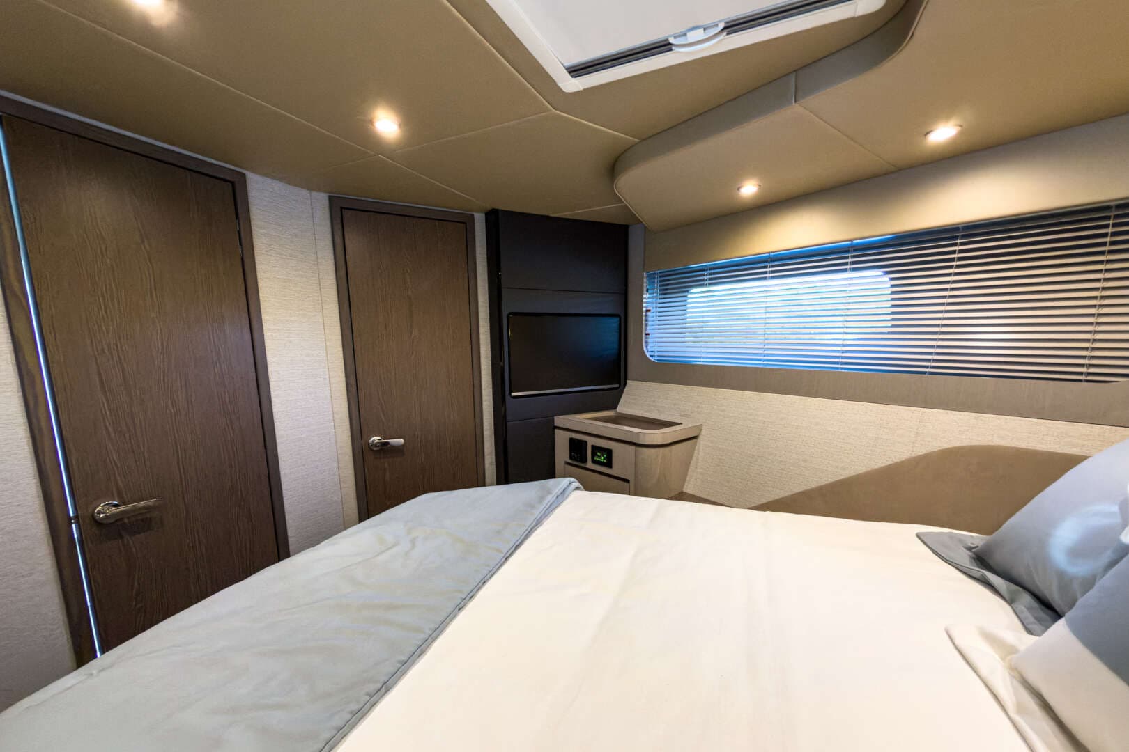 2026 Cruisers Yachts 50 FLY - Image 43