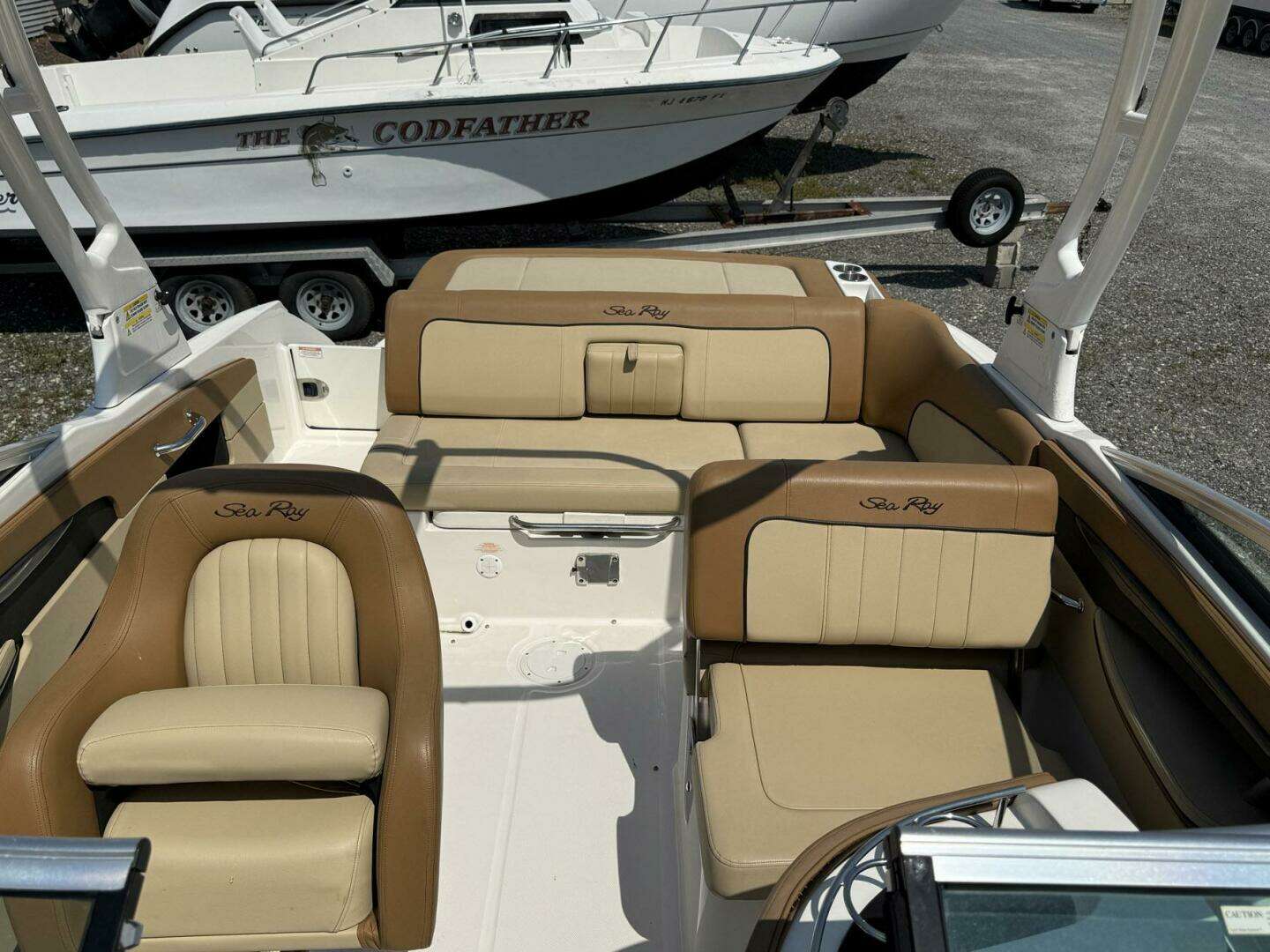 2014 Sea Ray 240 Sun Deck Outboard - Image 9