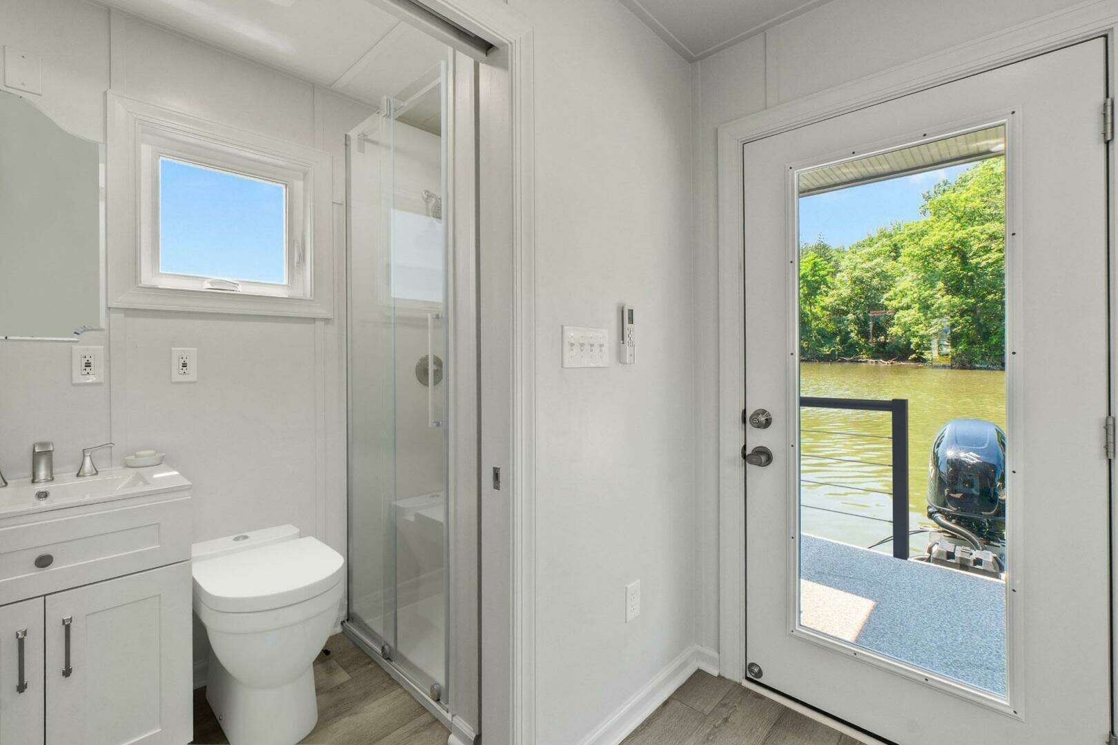 2025 Custom Hank's 40 Houseboat - Image 12