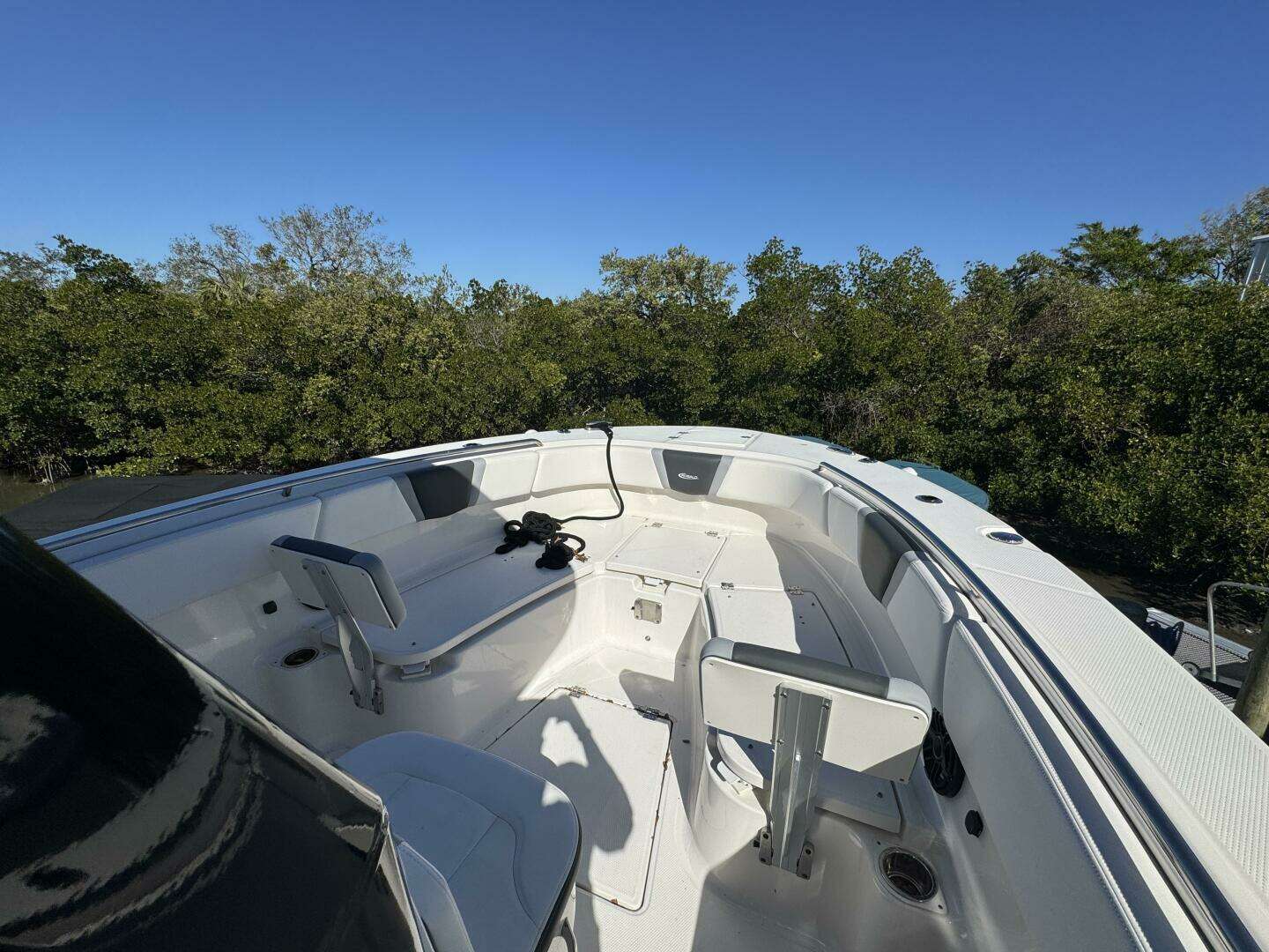 2023 Robalo R270 Center Console - Image 40