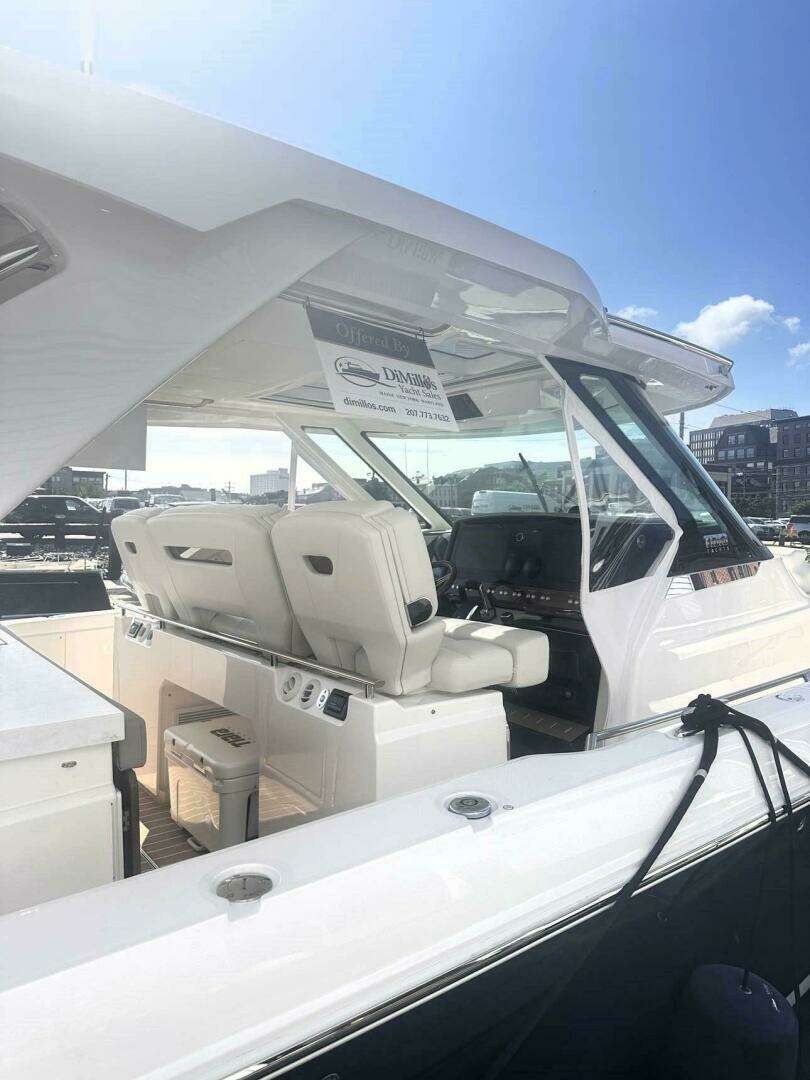 2024 Tiara Yachts 43 LS - Image 18