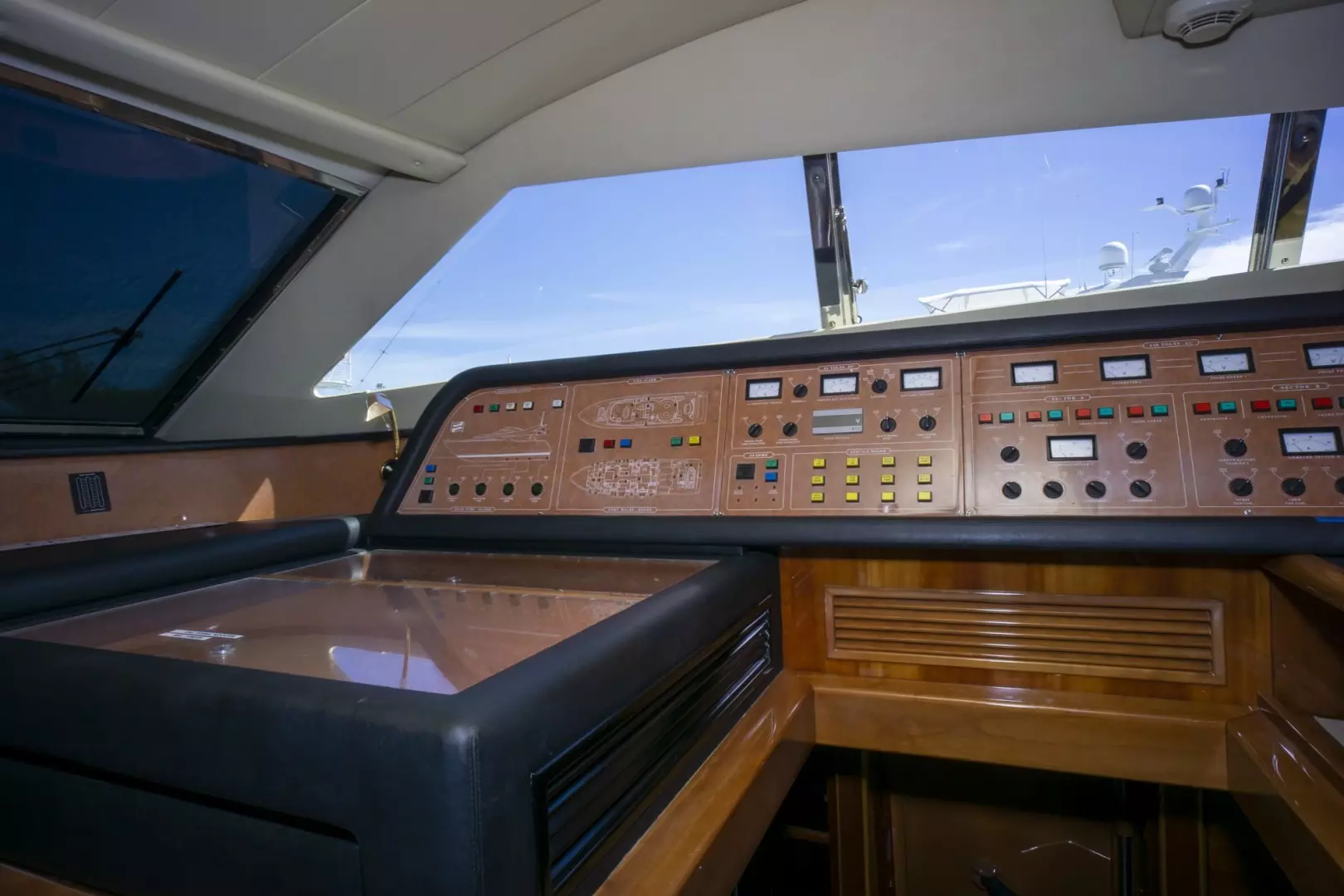 2000 Ferretti Yachts Custom Line 94 - Image 39