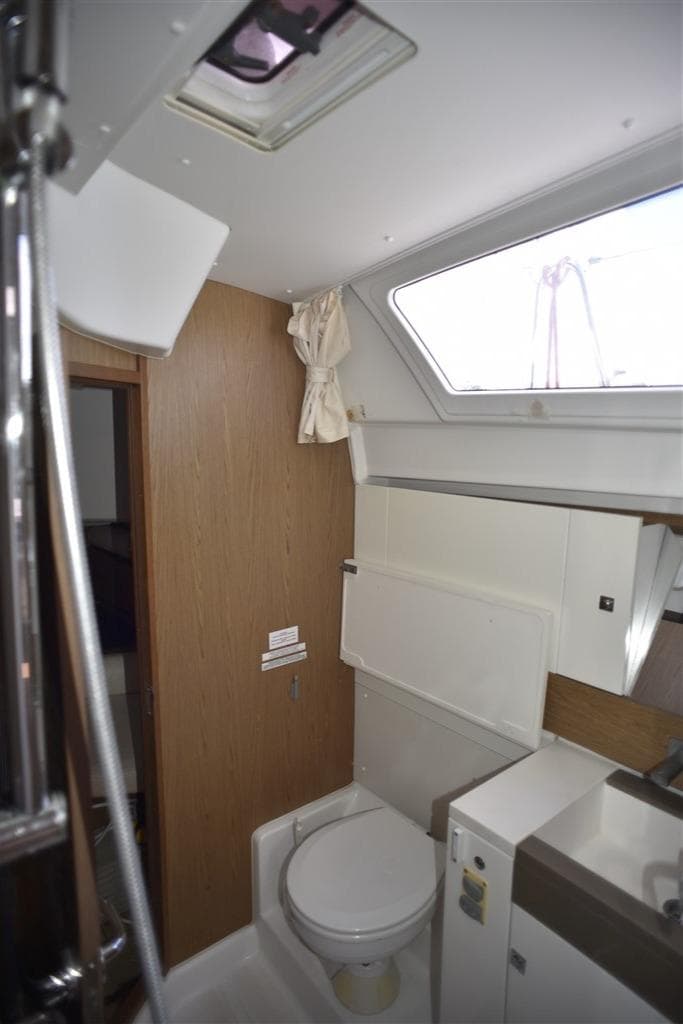 Interior of Jeanneau Sun Odyssey 41 DS 2013, bathroom view.