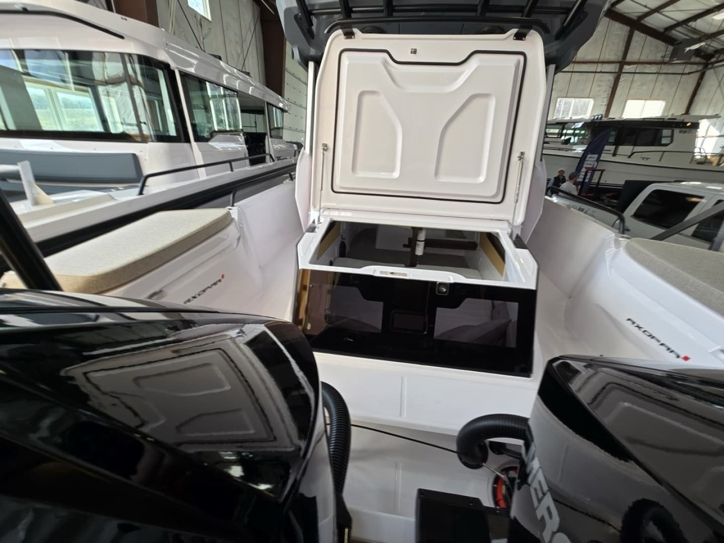 2026 Axopar Cross Cabin - Image 8