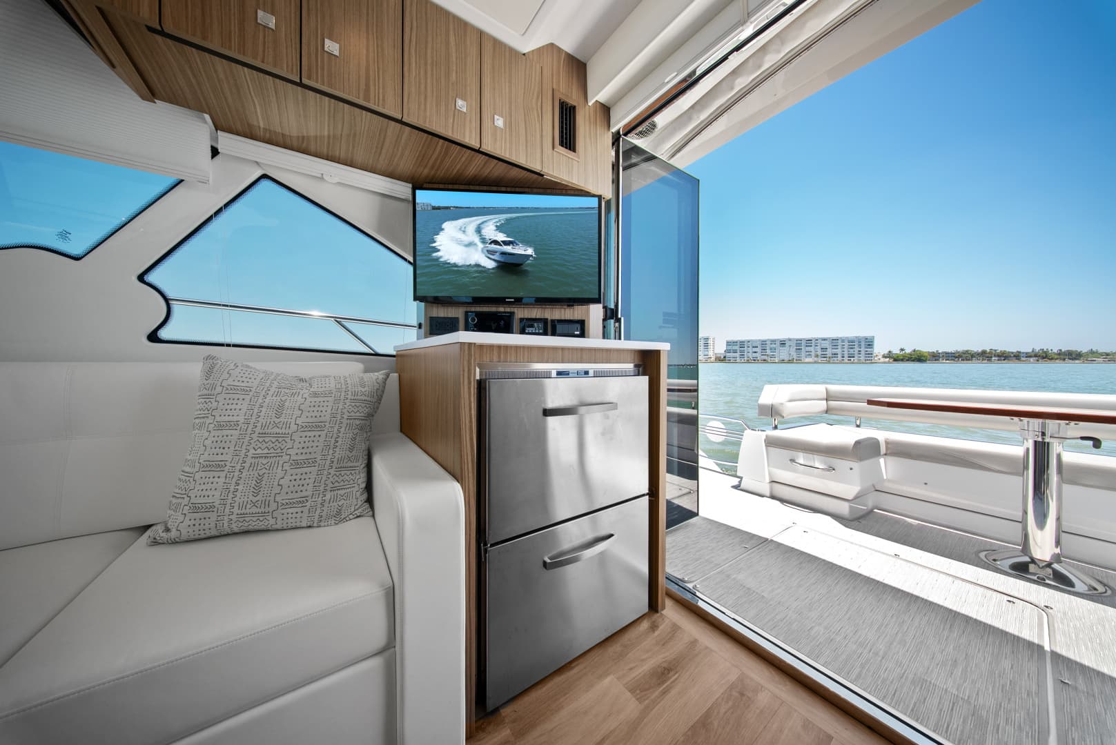 2025 Cruisers Yachts 50 Cantius - Image 31