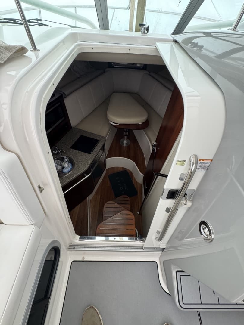2018 Robalo 305 - Image 13
