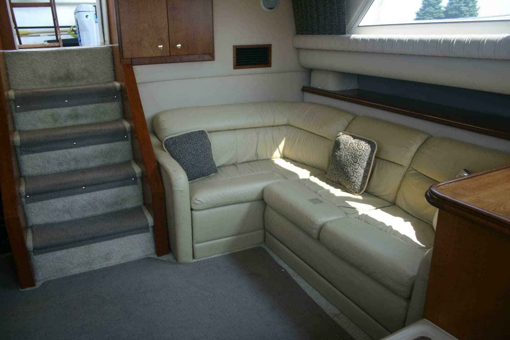 2001 Cruisers Yachts 3750 Motor Yacht - Image 27