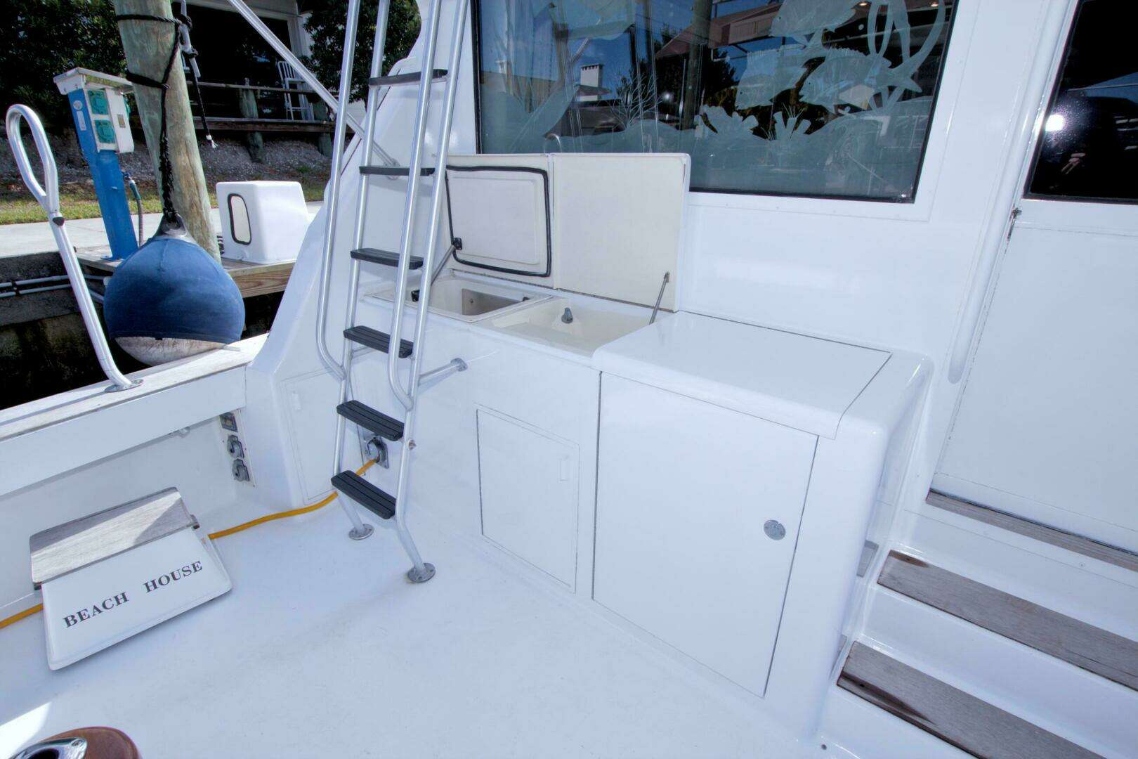1990 Viking 53 Convertible - Image 27