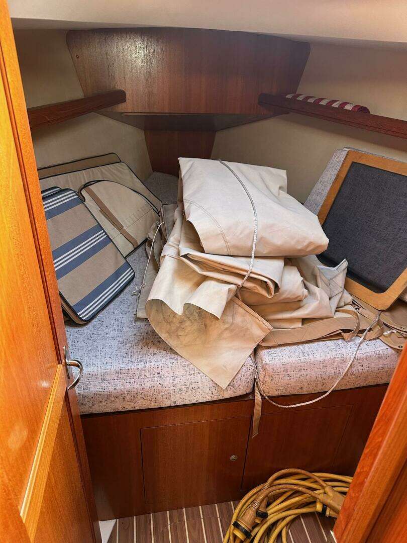 2005 Hunter 38 - Image 34