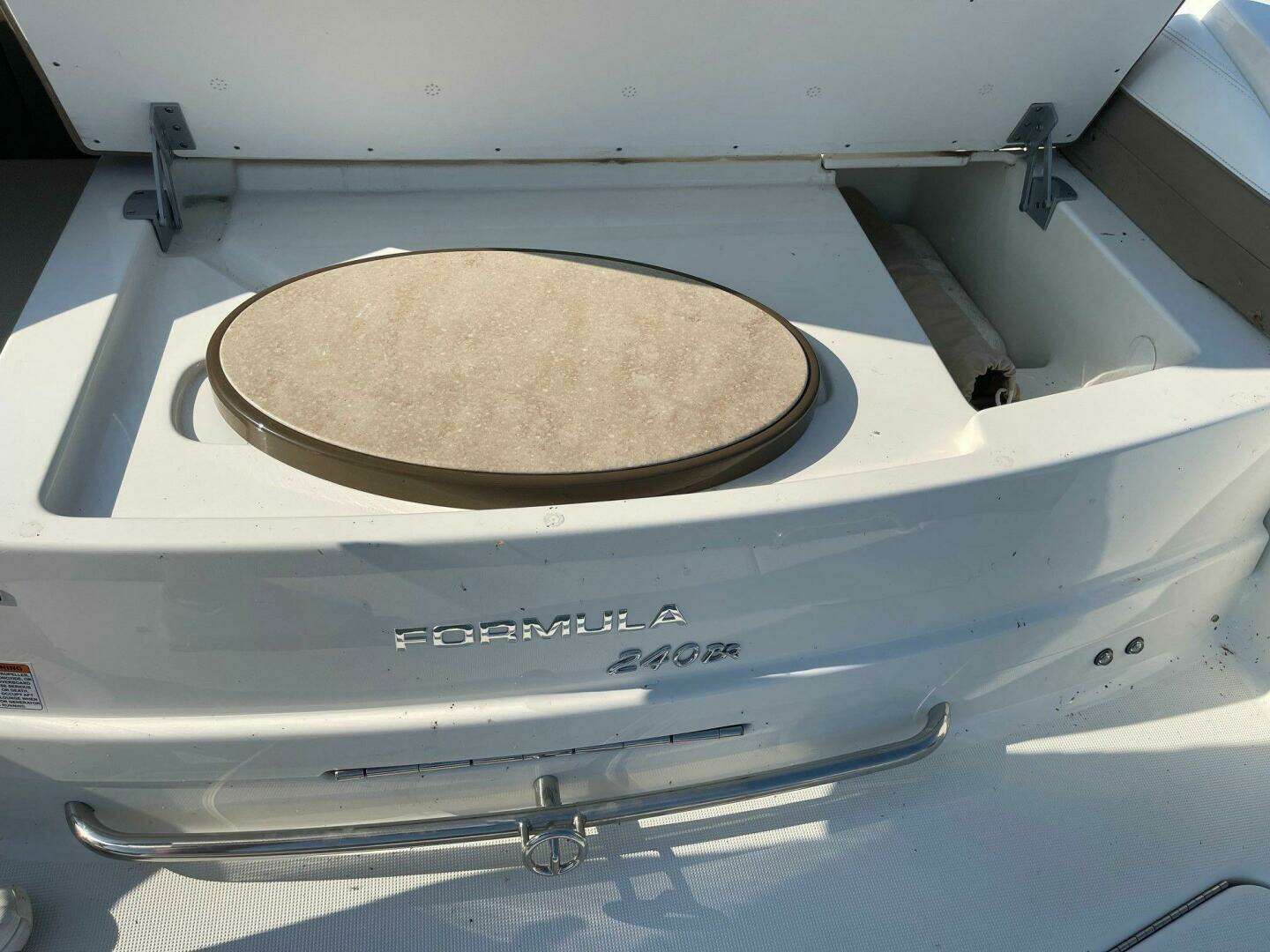 2014 Formula 240 Bow Rider - Image 5