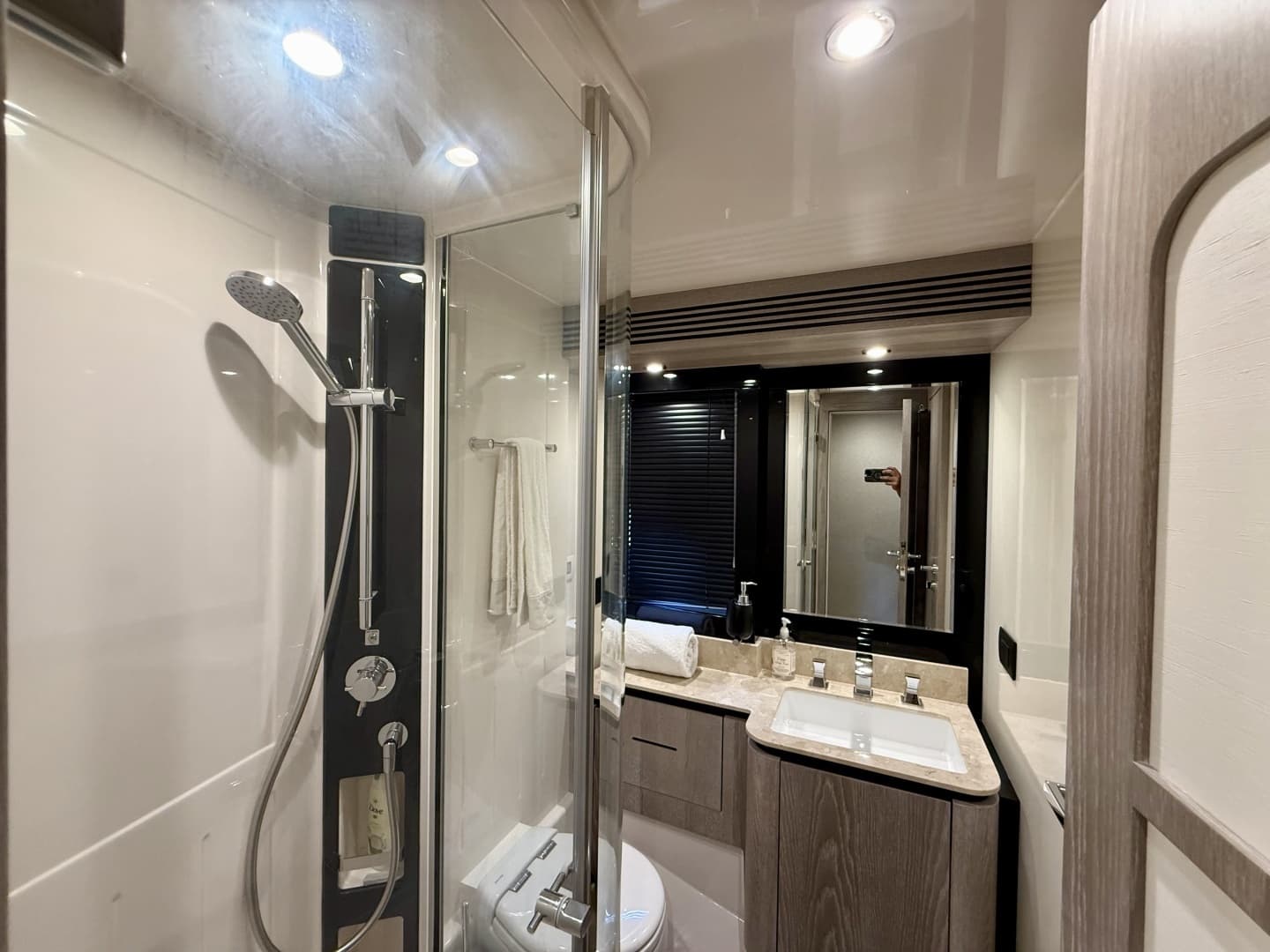 2020 Azimut Magellano 66 - Image 79