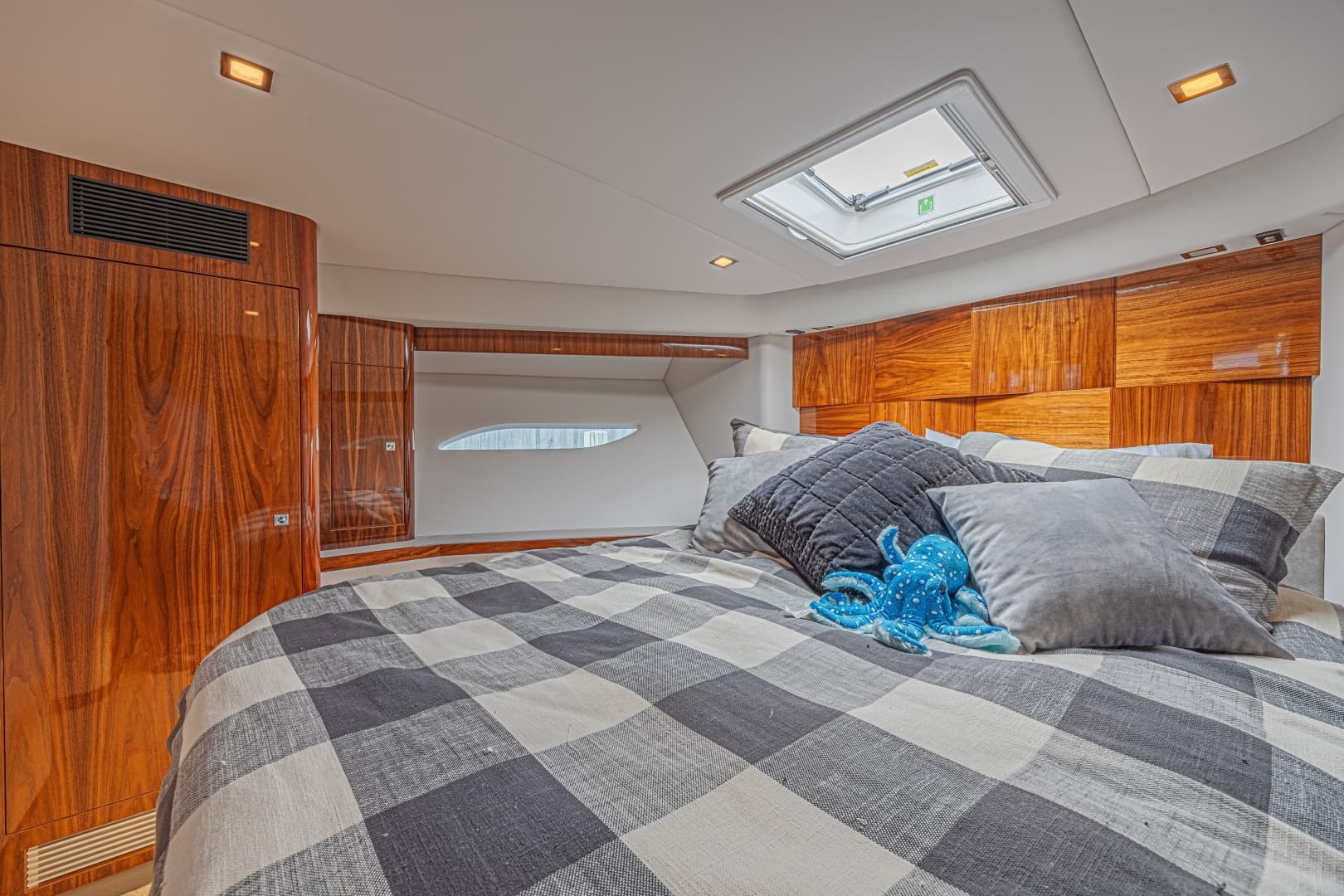 2021 Riviera 6000 Motor Yacht - Image 16