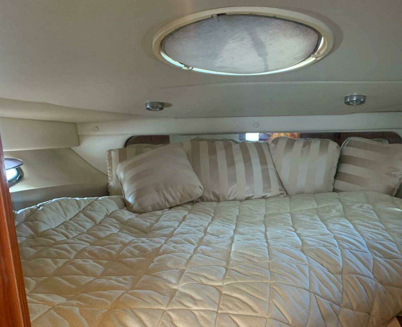 2005 Regal 3560 Commodore - Image 8
