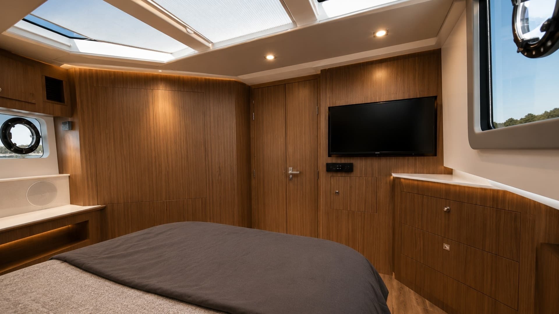 2024 Cruisers Yachts 50 GLS - Image 32