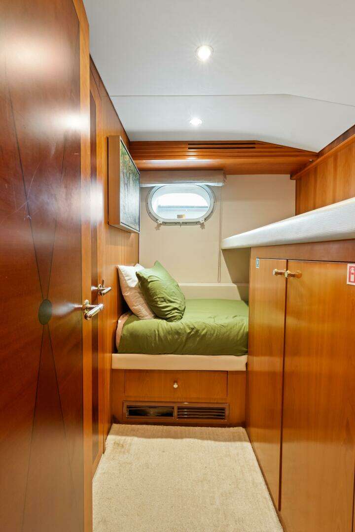 2005 Hatteras 100 Motor Yacht - Image 15