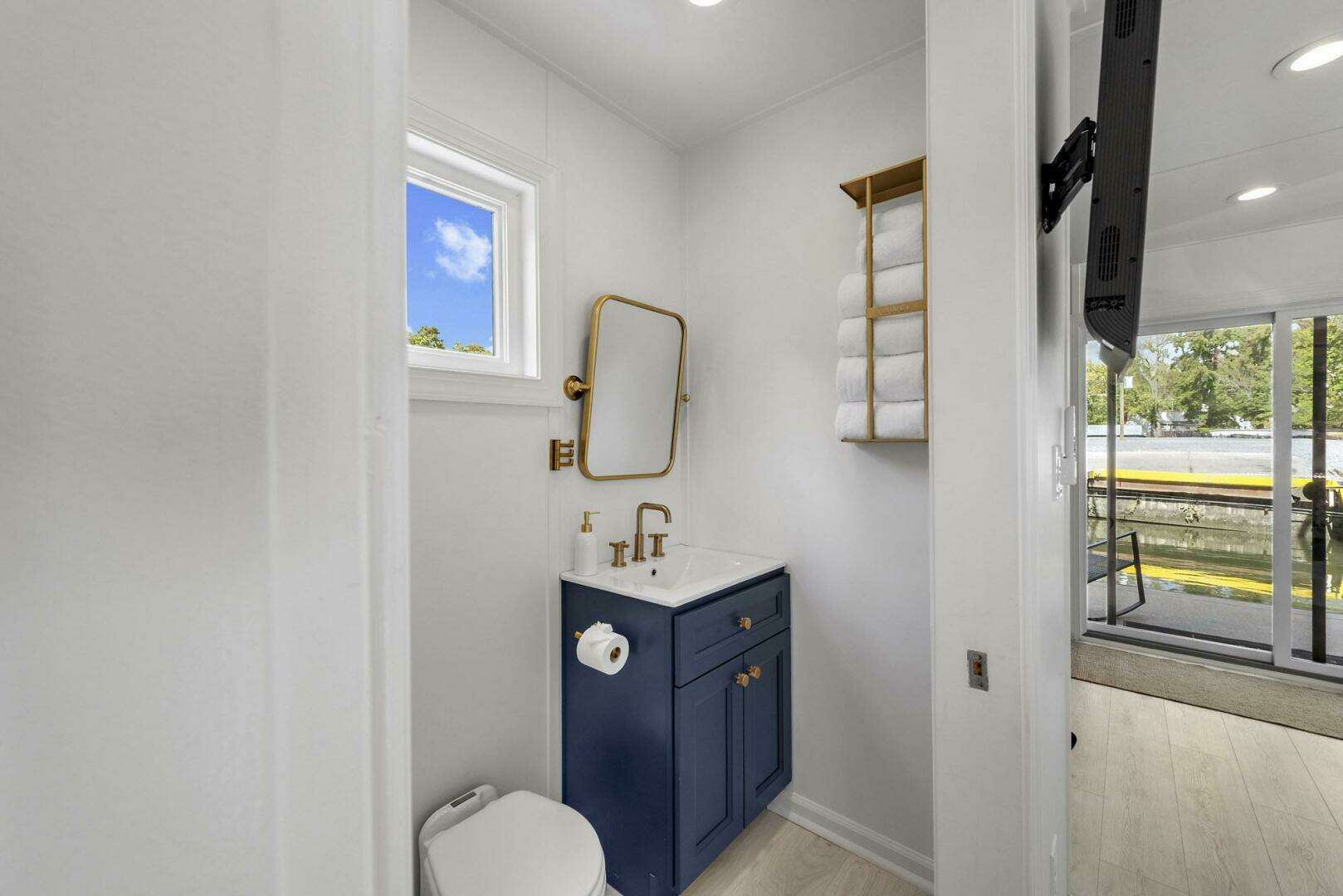 2026 Custom Hanks 26 Houseboat - Image 11