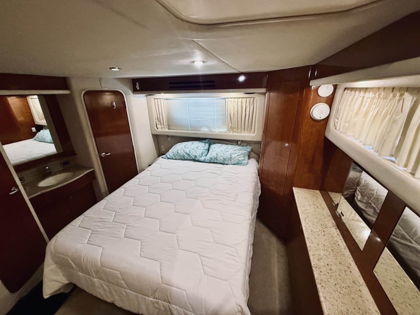 2004 Sea Ray 390 Motor Yacht - Image 13