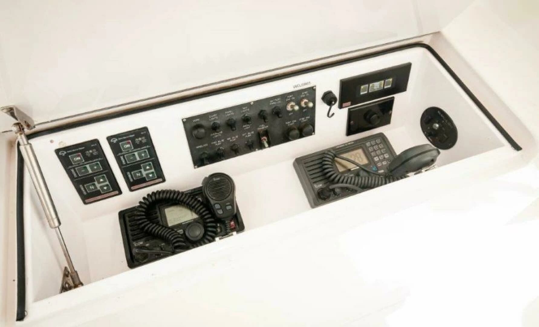 2006 Viking 45 Convertible - Image 24