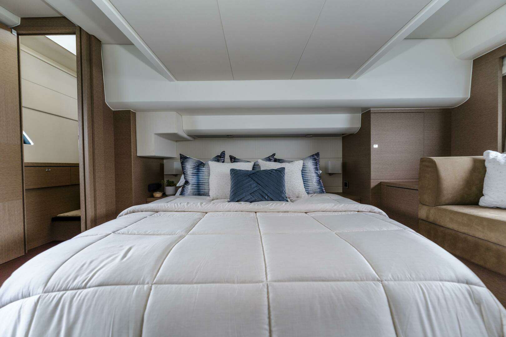 2018 Prestige 560 - Image 43