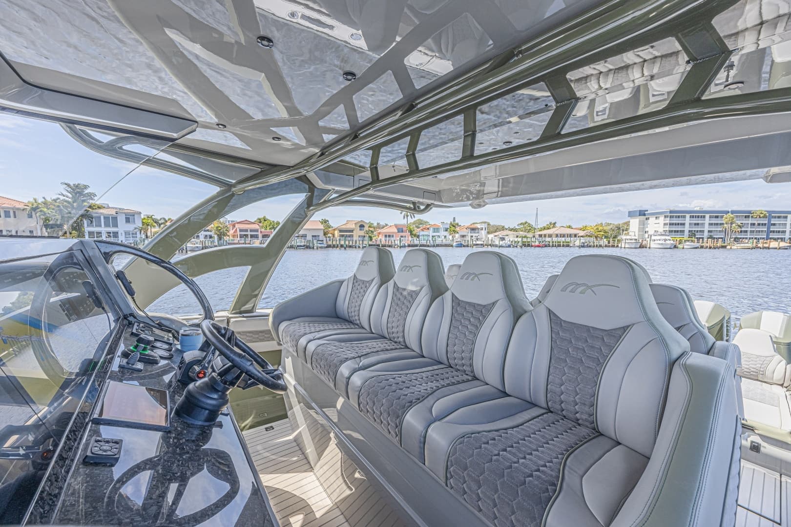 2025 Midnight Express 52 Vitesse - Image 16