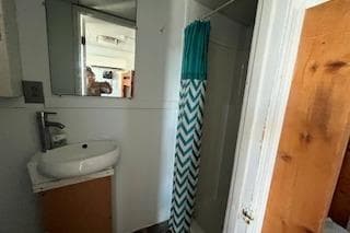 Crew Cabin #4 Head