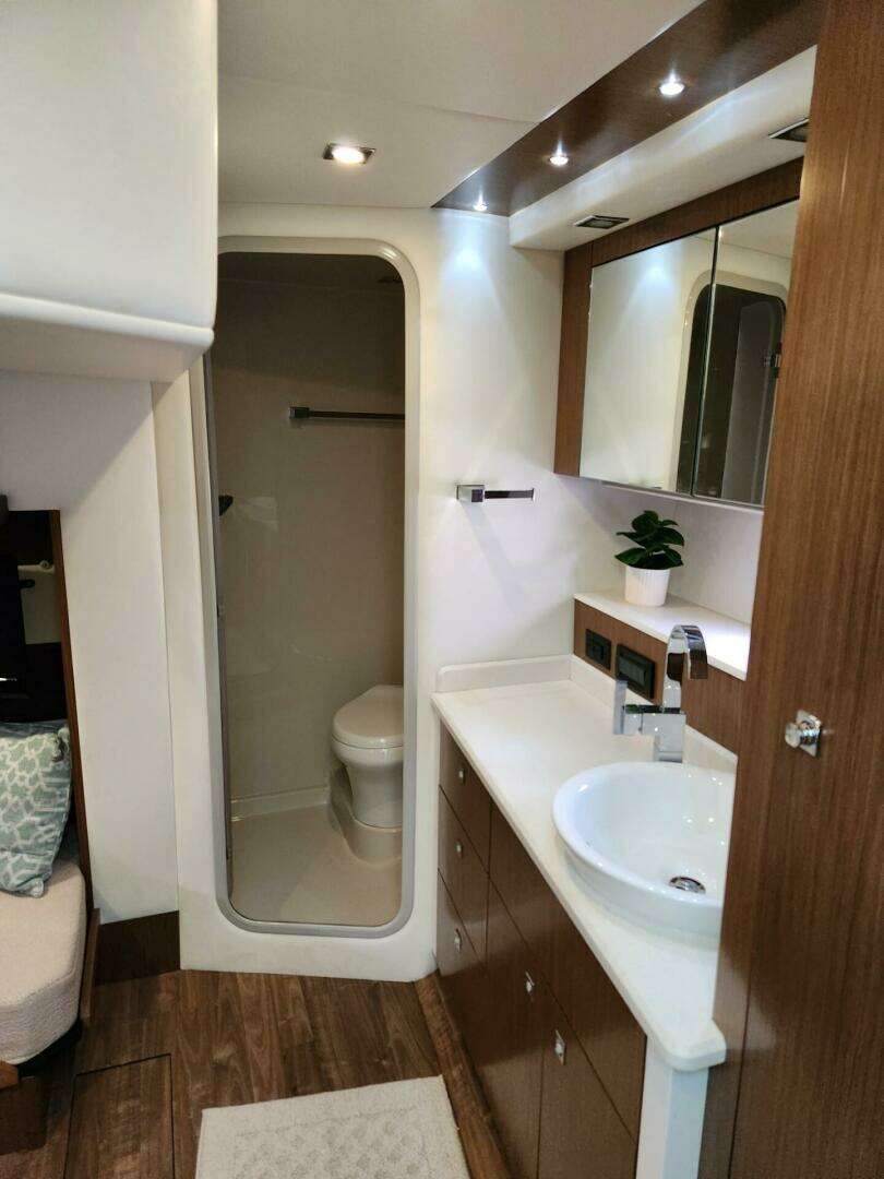 2016 Cruisers Yachts Cantius - Image 40