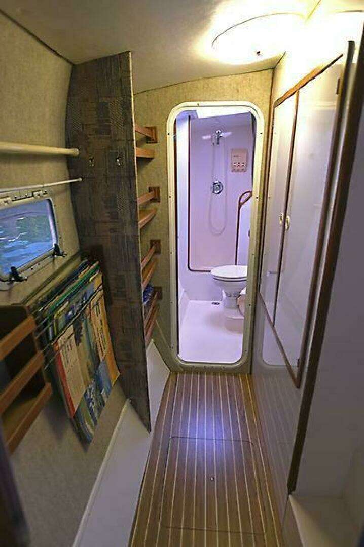 1999 Manta 42 - Image 32