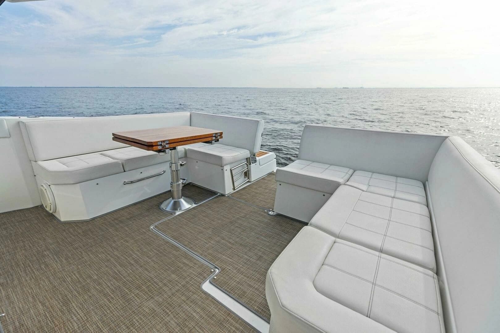 2015 Cruisers Yachts 390 Express Coupe - Image 8