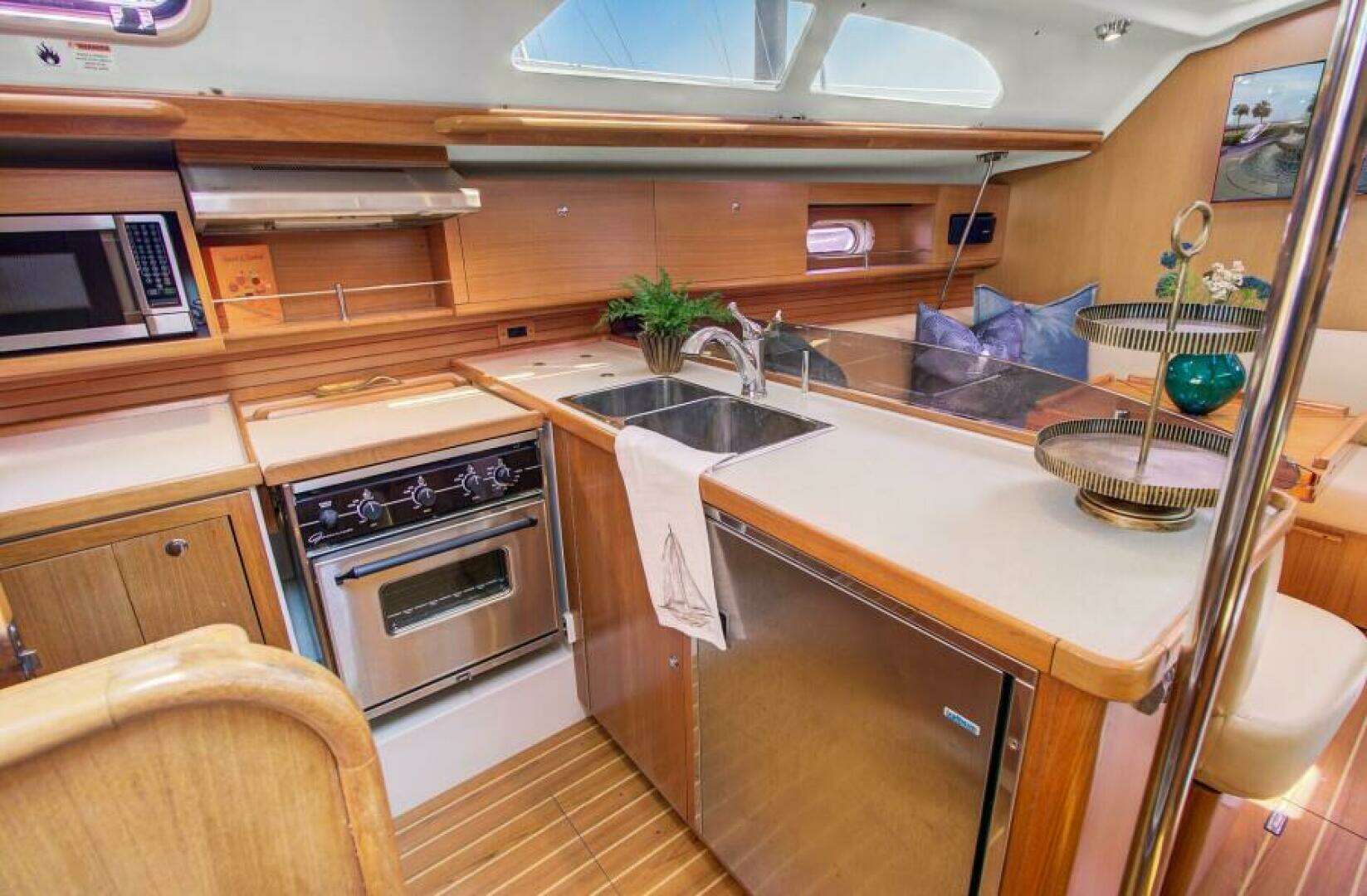 2011 Catalina 445 - Image 38