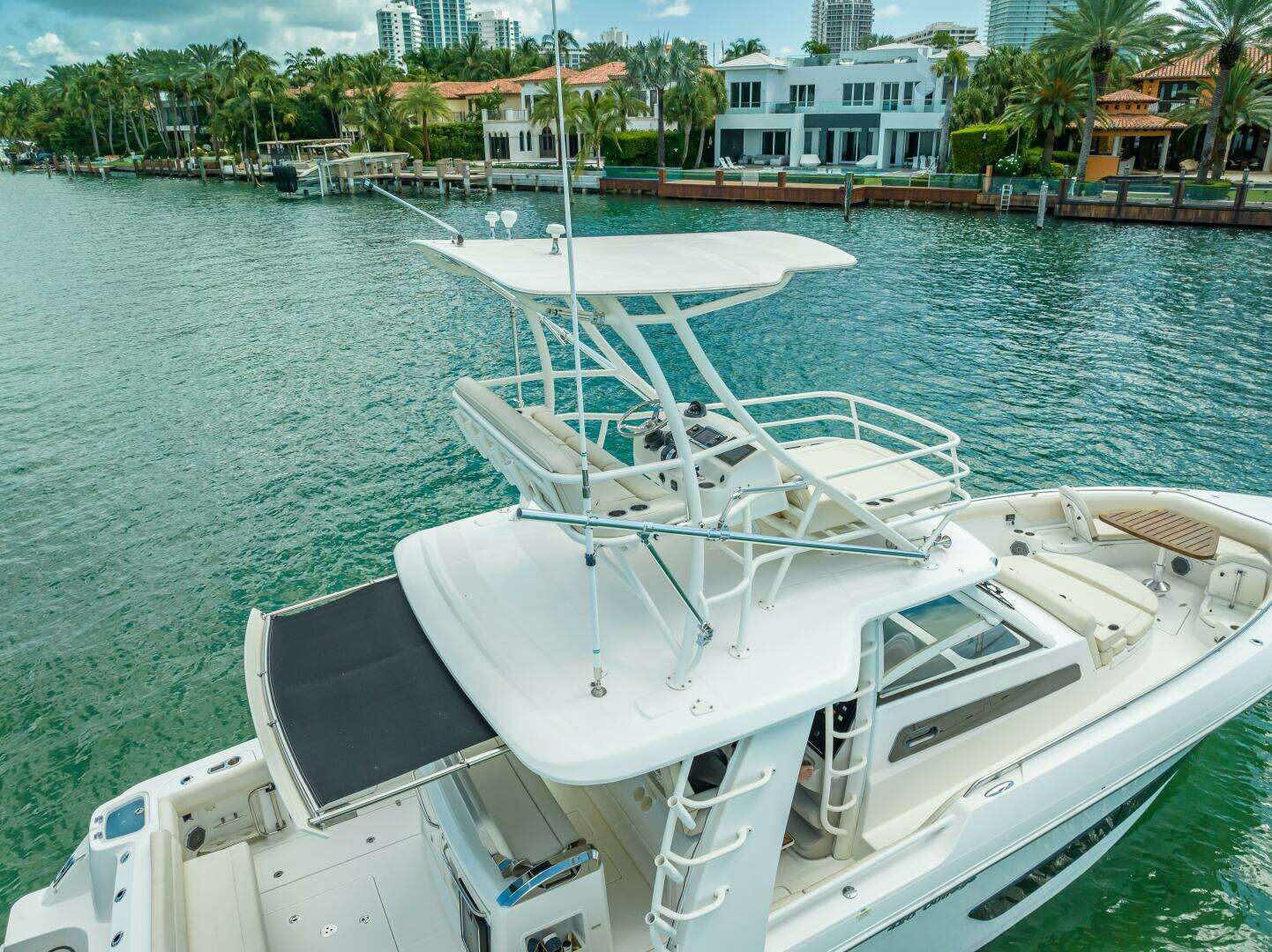 2016 Boston Whaler — - Image 23