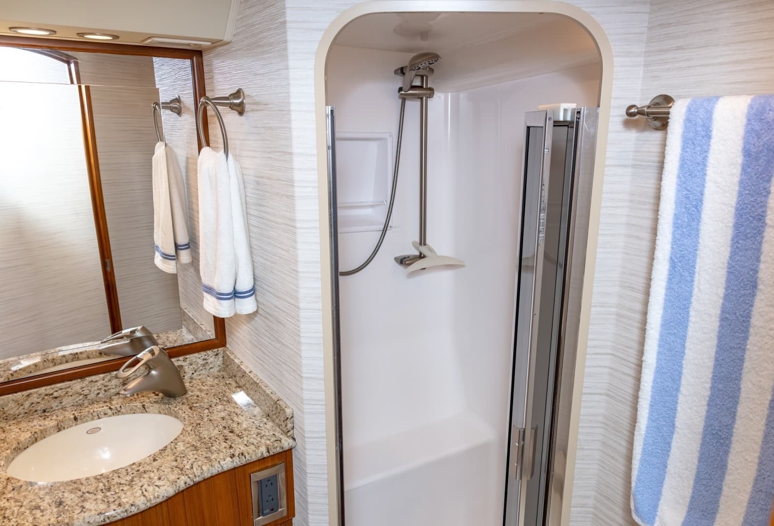 2008 Viking 60 Convertible - Image 14