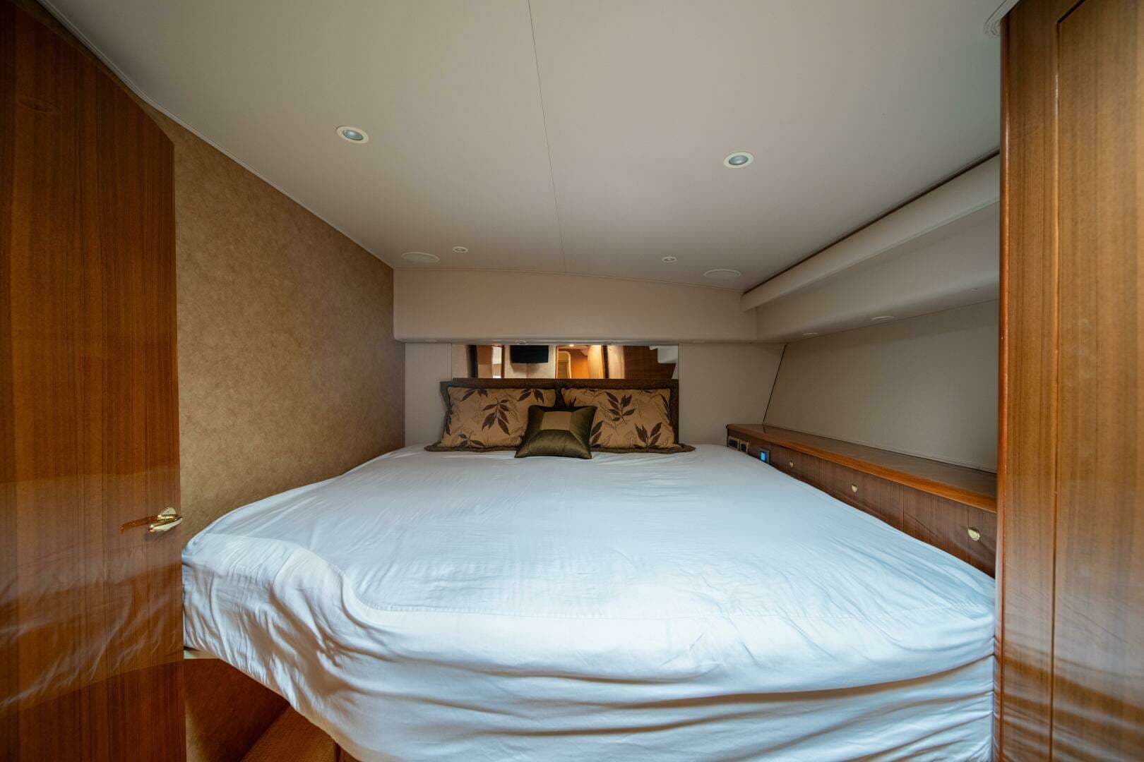 2006 Viking 52 Convertible - Image 21