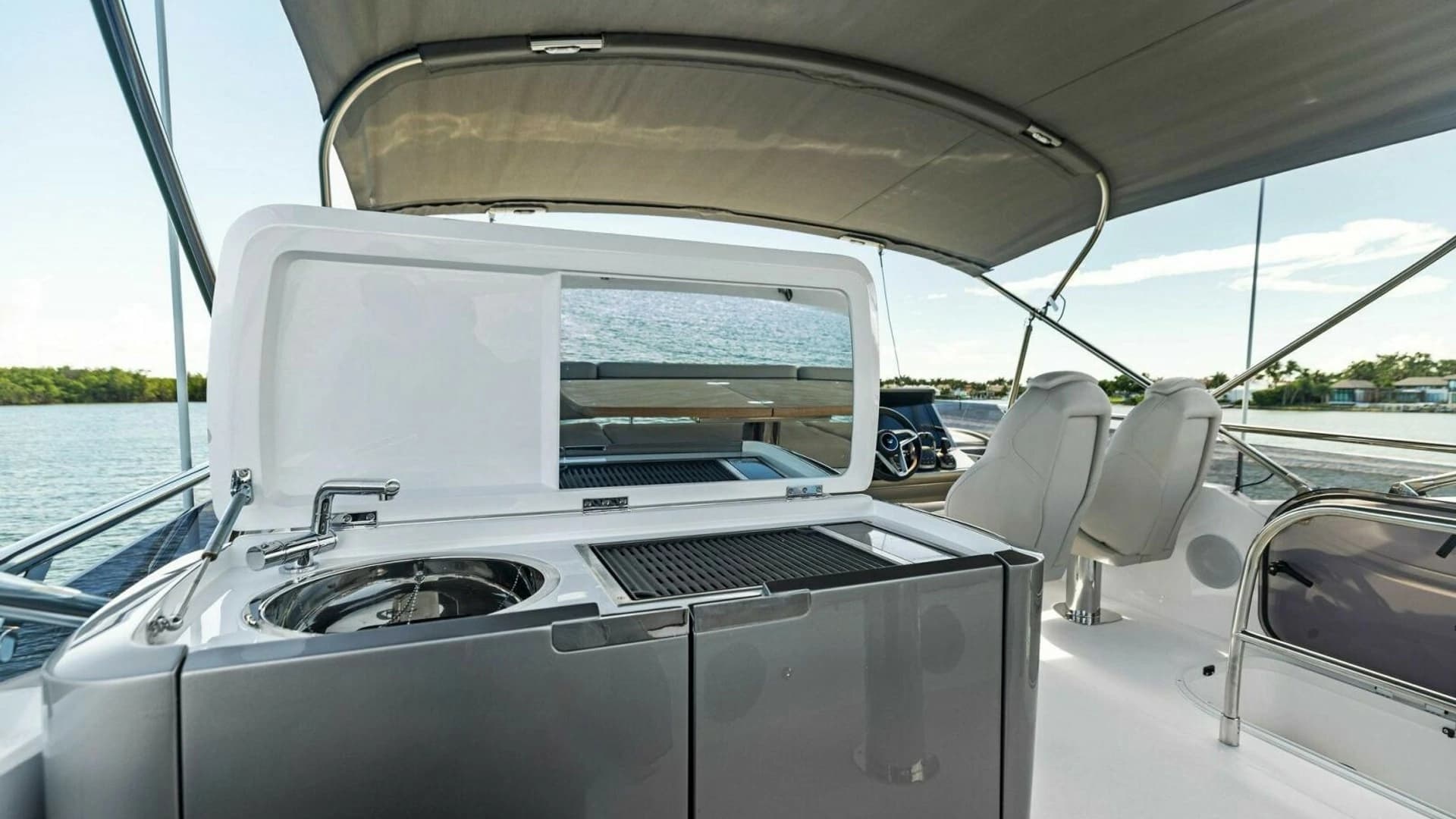 2025 Princess F50 Flybridge - Image 39