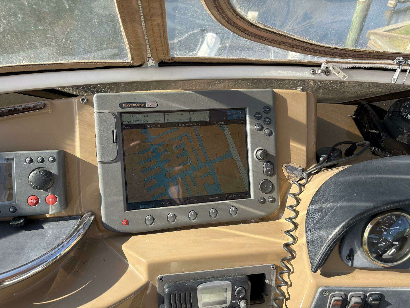2005 Carver 396 - Image 15