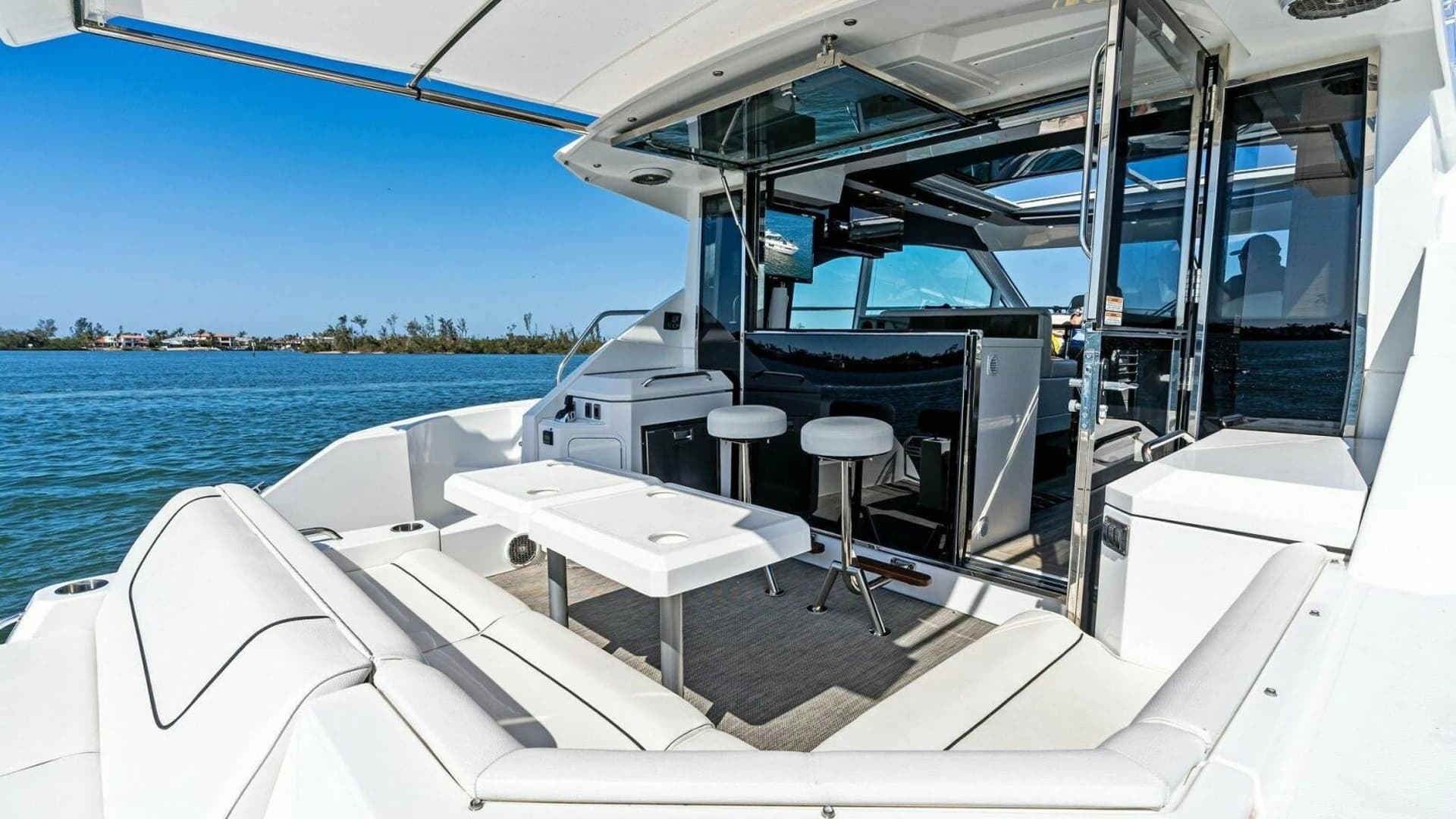 2019 Cruisers Yachts 45 Cantius - Image 15