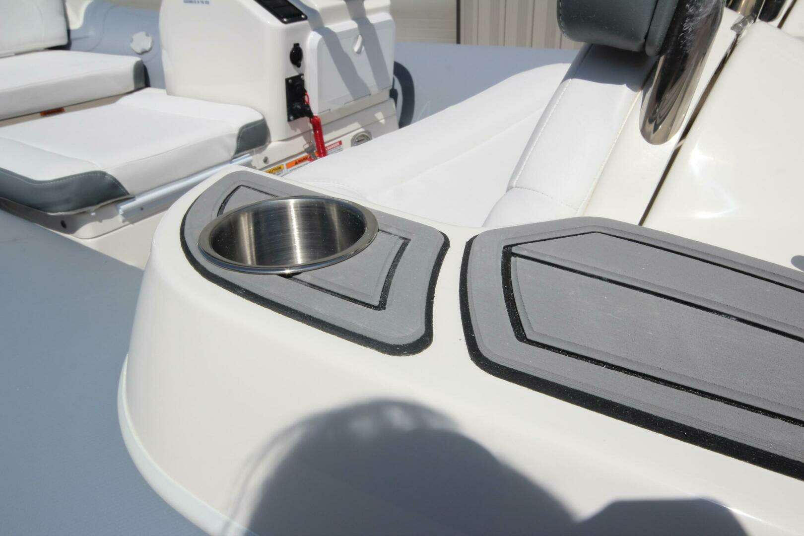 2025 Zodiac Yachtline 360 Deluxe PVC - Image 14