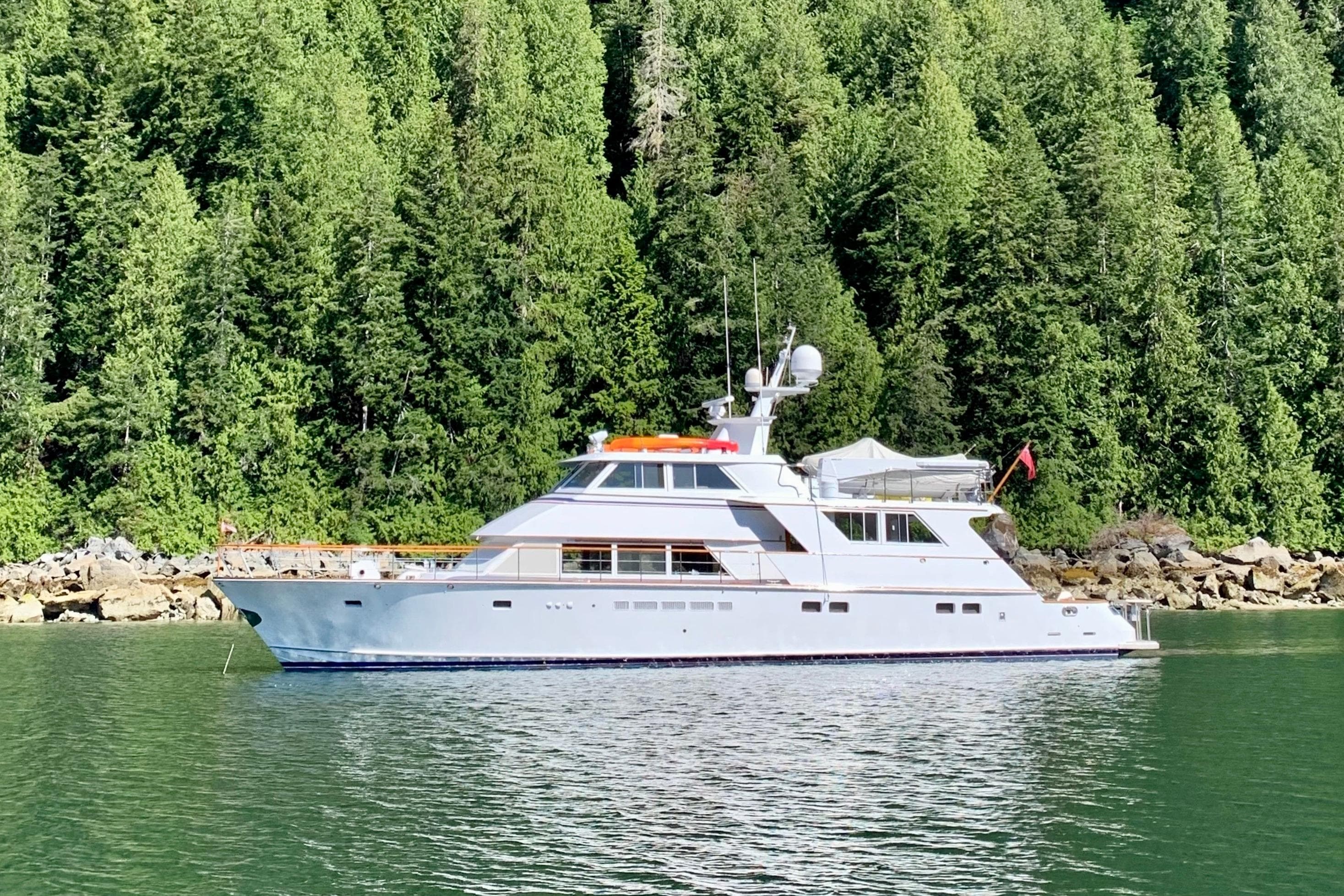 Stephens 85 at anchor