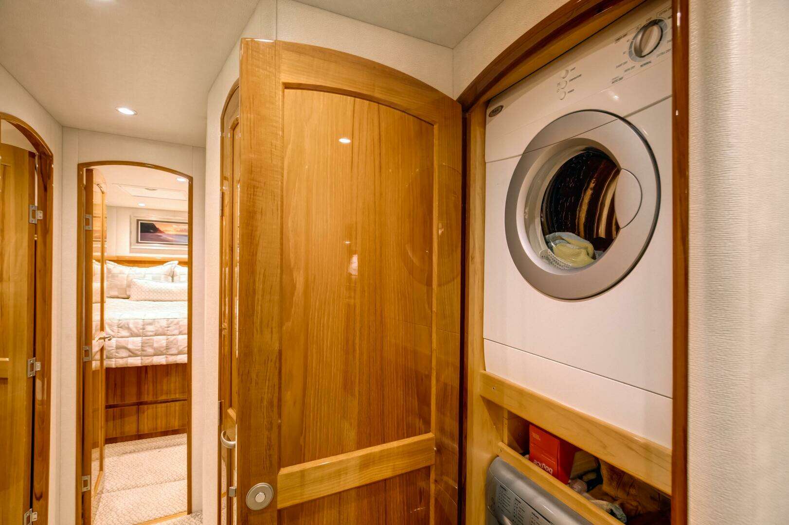 2015 Viking 70 Convertible - Image 11