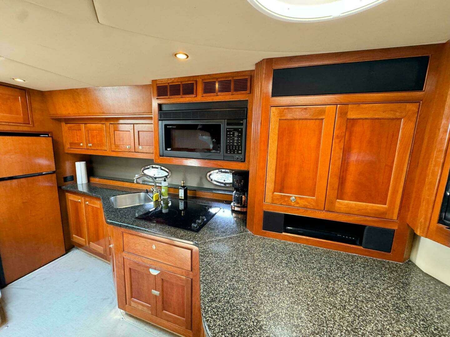 2005 Cruisers Yachts 540 Express - Image 43