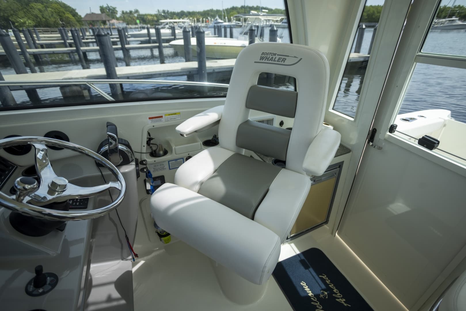 2014 Boston Whaler 315 Conquest - Image 17