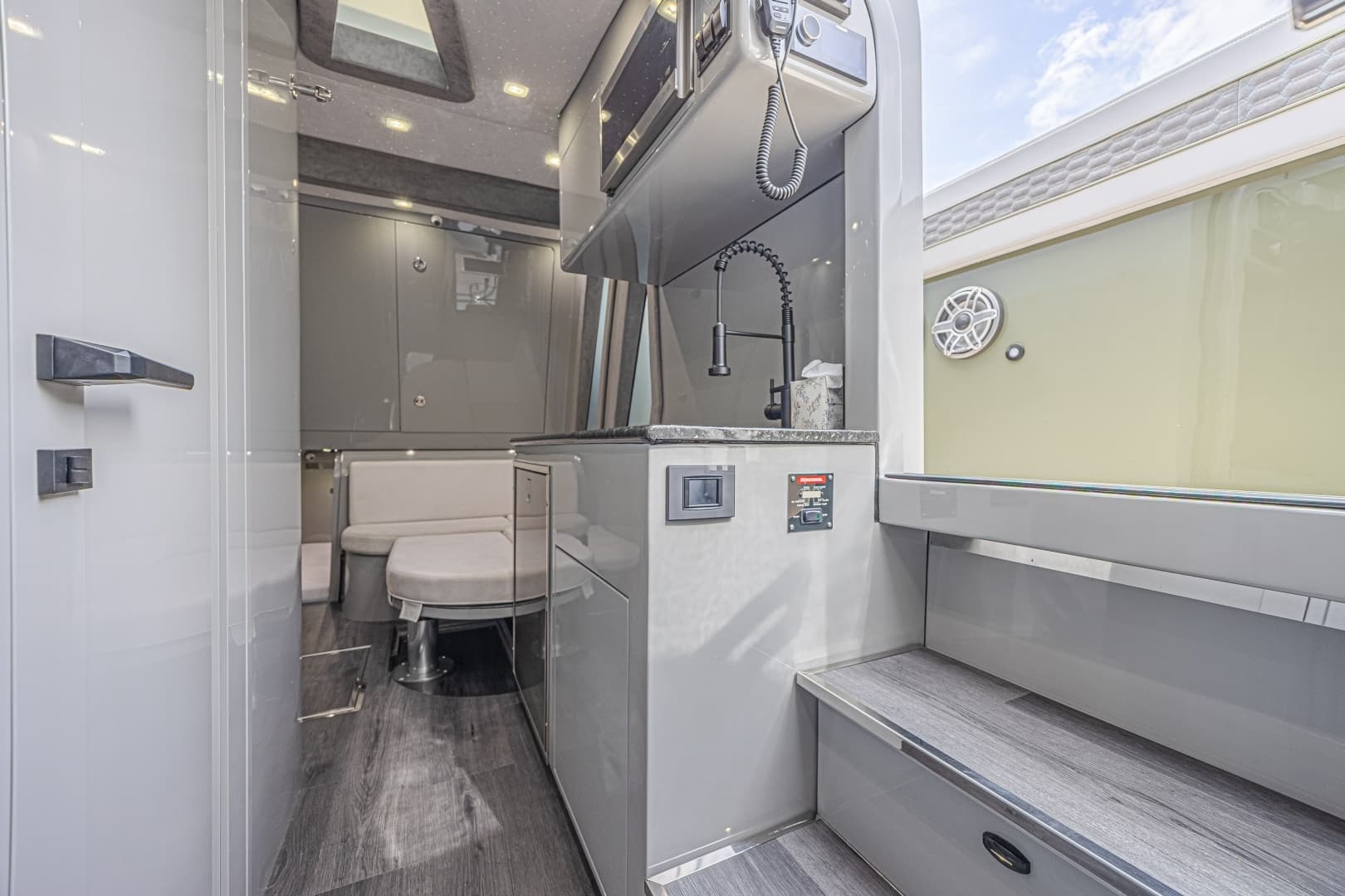 2025 Midnight Express 52 Vitesse - Image 29