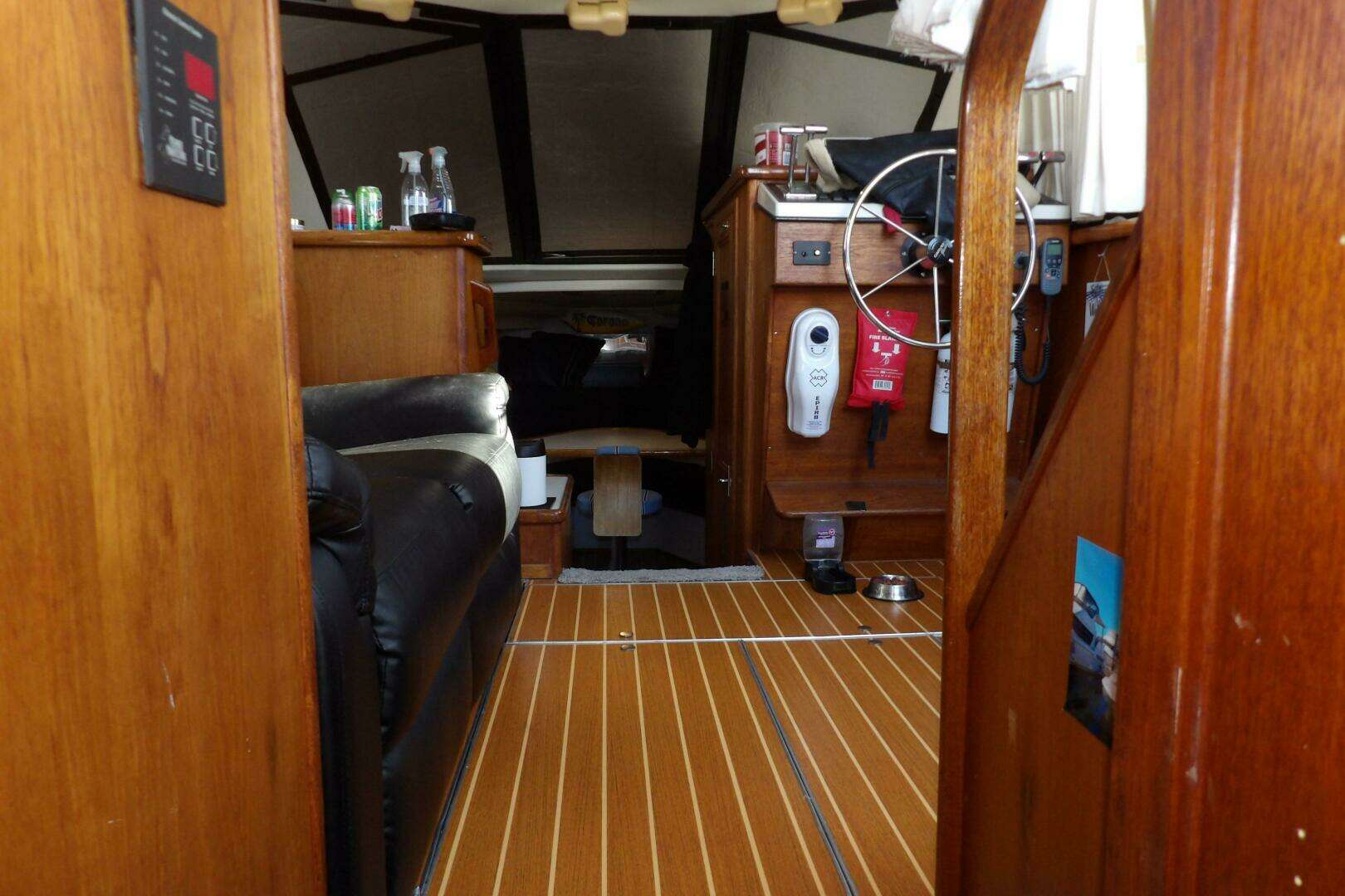 1992 Carver 28 Aft Cabin Motor Yacht - Image 23