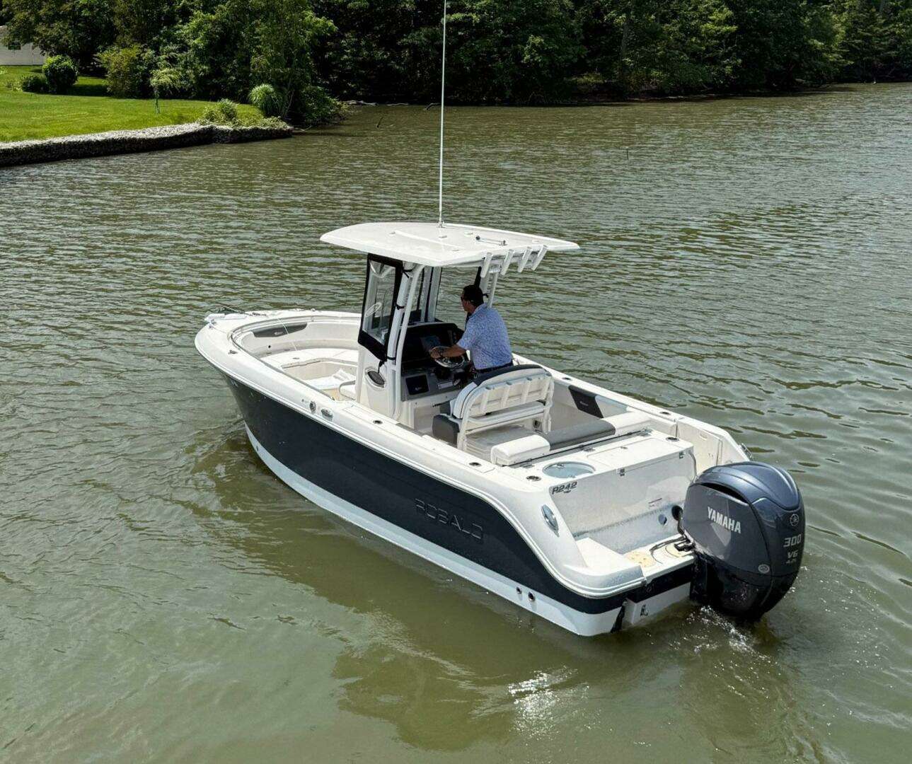 2022 Robalo R242 Center Console - Image 28