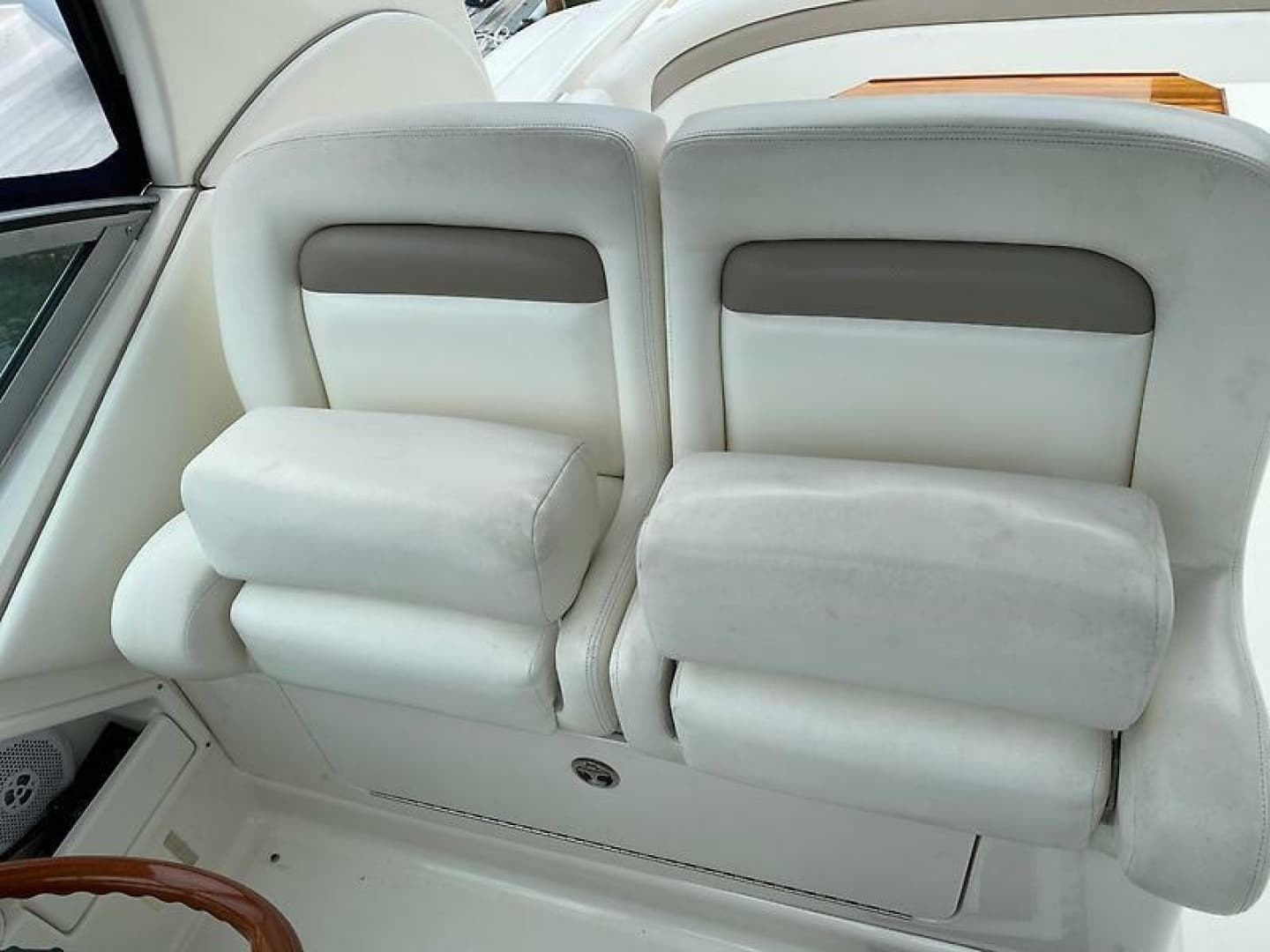 2004 Sea Ray 320 Sundancer - Image 9