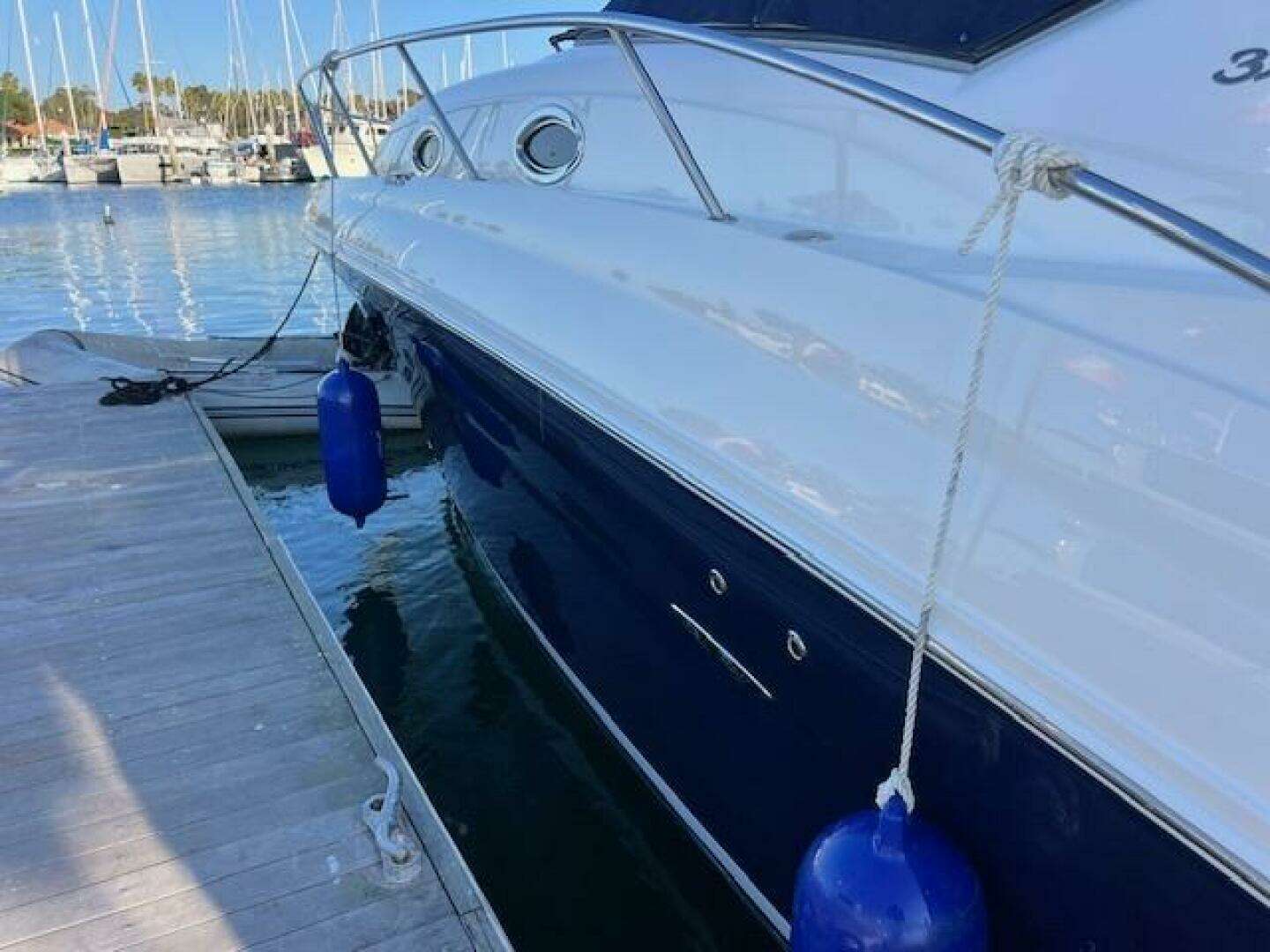 2005 Sea Ray 320 Sundancer - Image 8