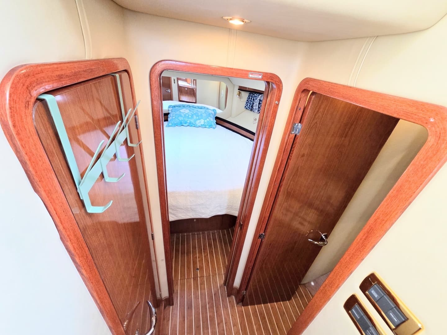 2002 Sea Ray 480 Motor Yacht - Image 20