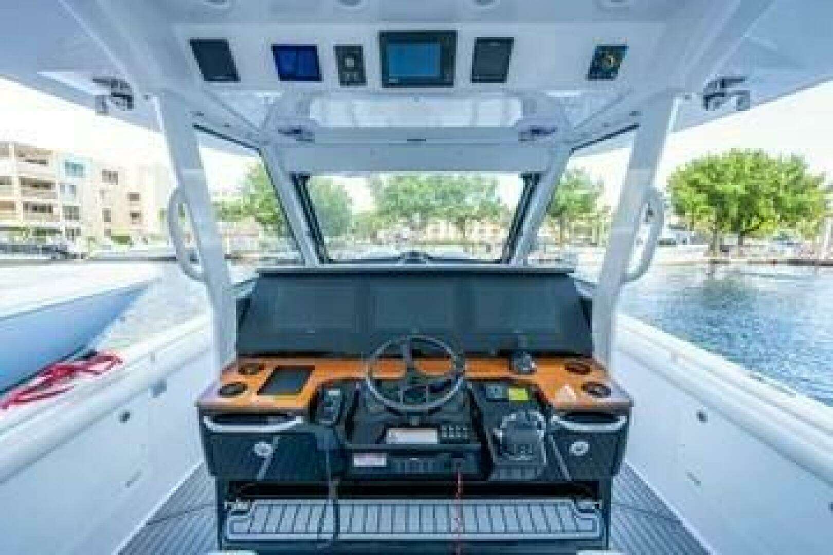 2020 Everglades 395 Center Console - Image 10