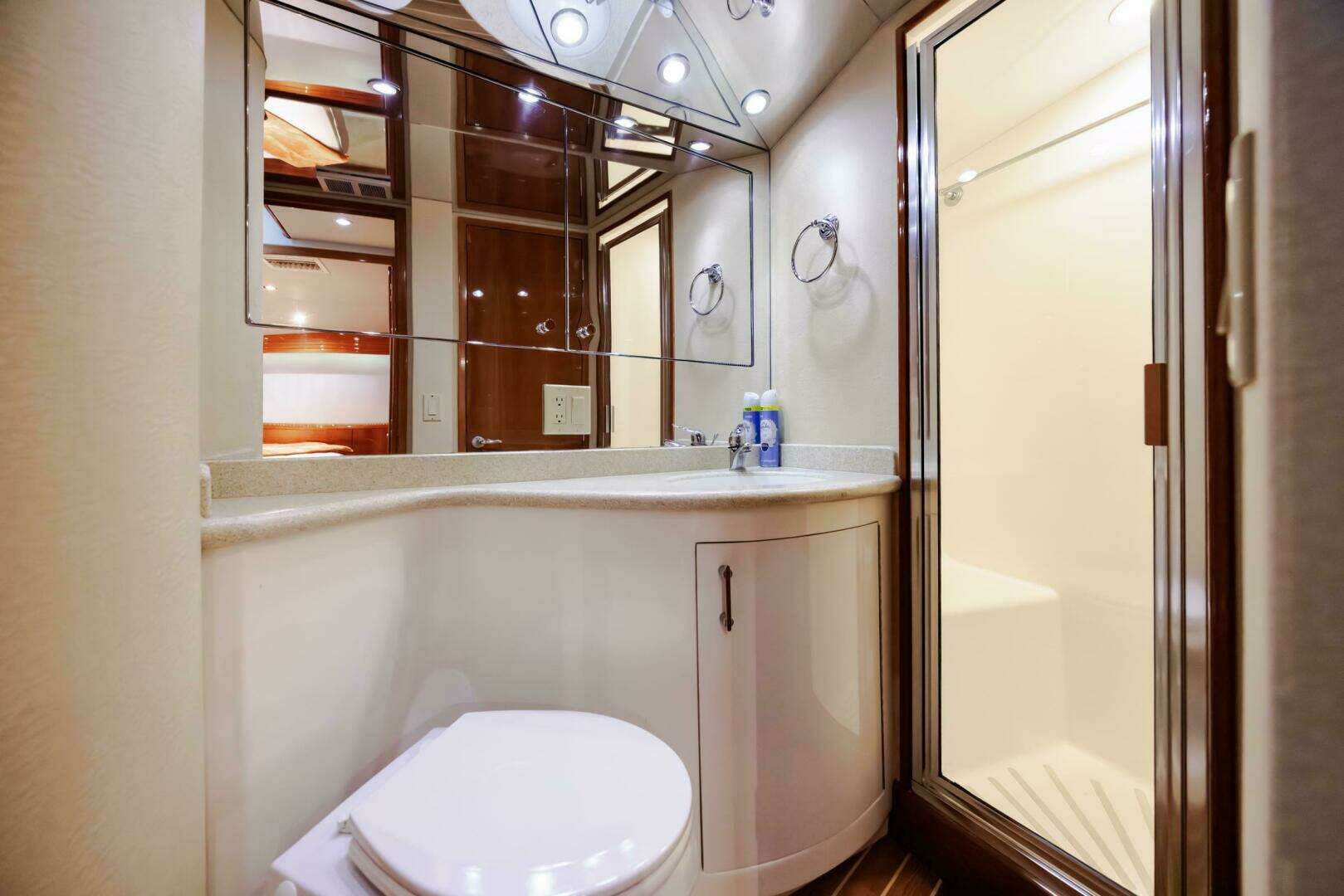 2005 Hatteras 50 Convertible - Image 31