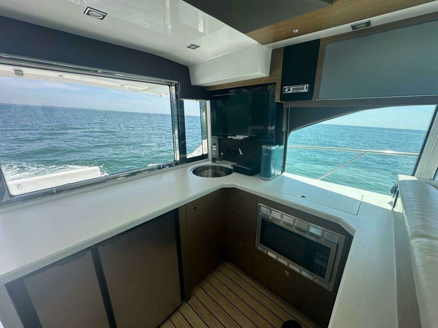 2015 Cruisers Yachts Cantius - Image 28